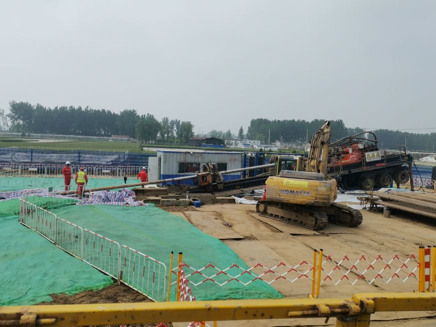 江漢油建山東管網(wǎng)南干線(xiàn)管道工程施工二區(qū)段線(xiàn)路工程湯河穿越現(xiàn)場(chǎng)